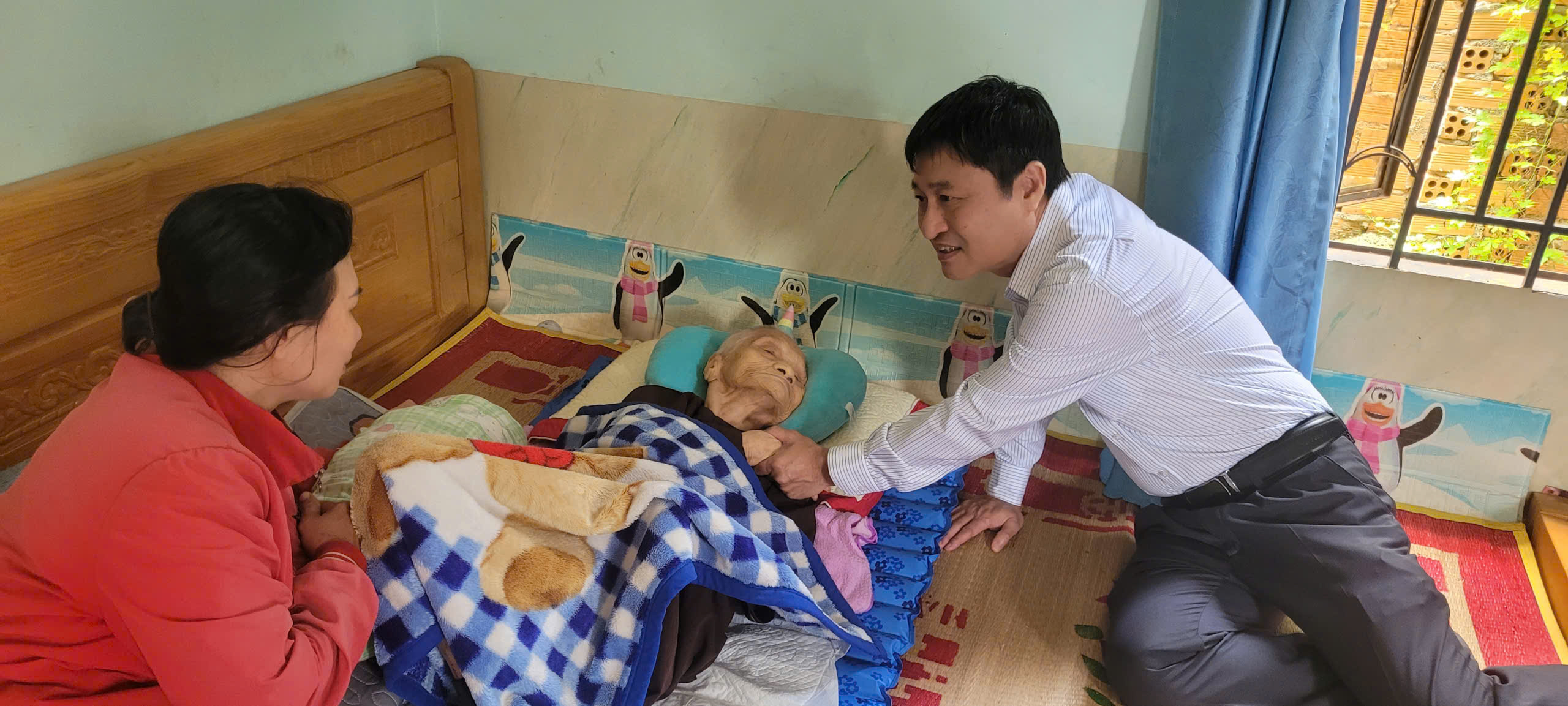 Đồng chí Hồ Duy Thành – Bí thư Đảng ủy, Chánh Thanh tra tỉnh thăm hỏi tình hình sức khỏe, đời sống của Mẹ